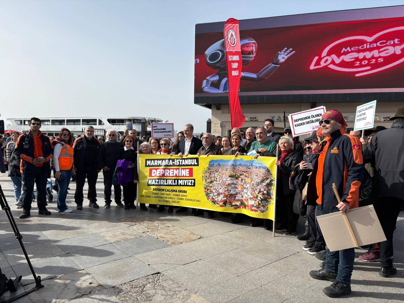 “Depremde halk olarak en çok zarar görecek olan bizleriz”